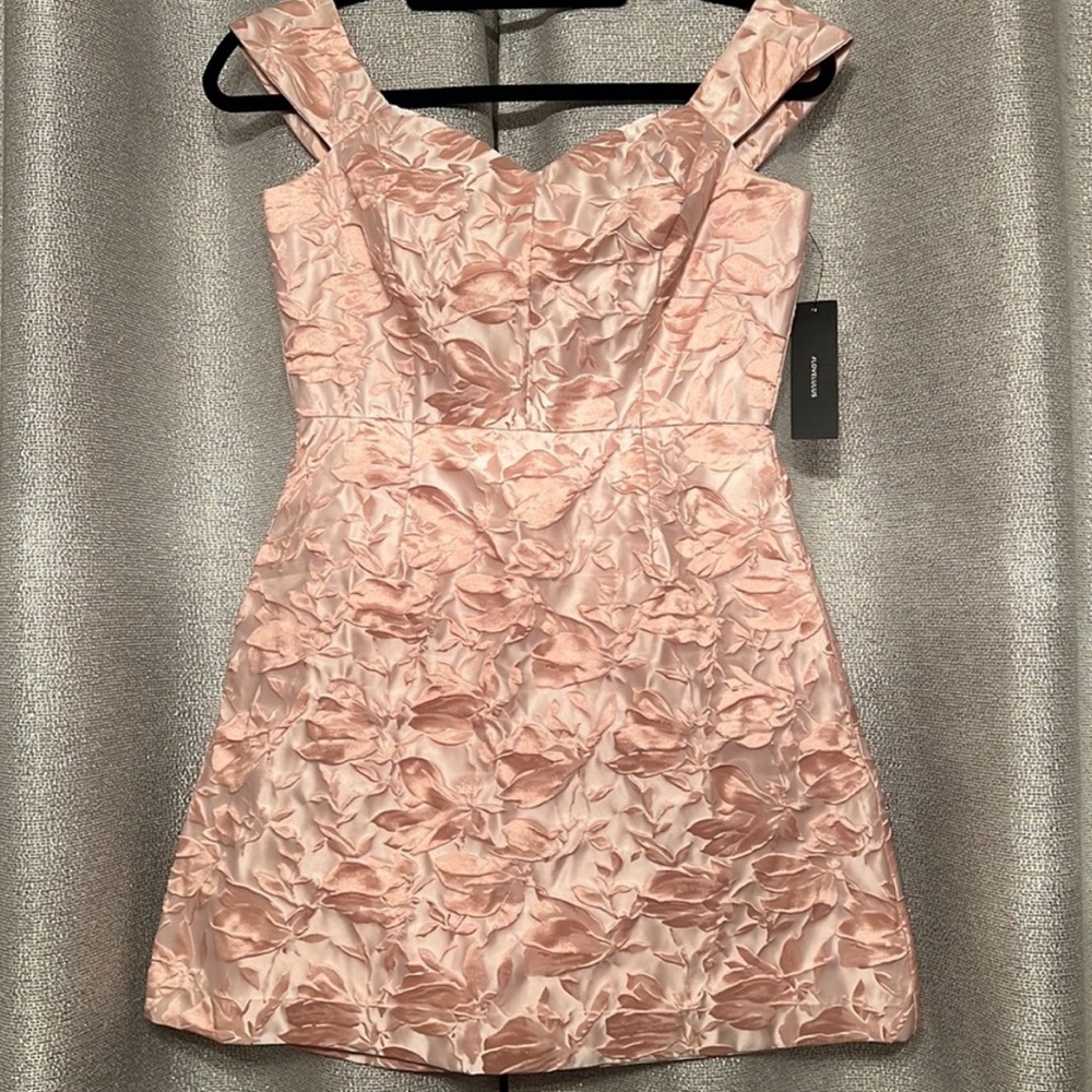 NWT Lulu’s You’re all heart pink jacquard satin off the shoulder dress - Picture 4 of 4